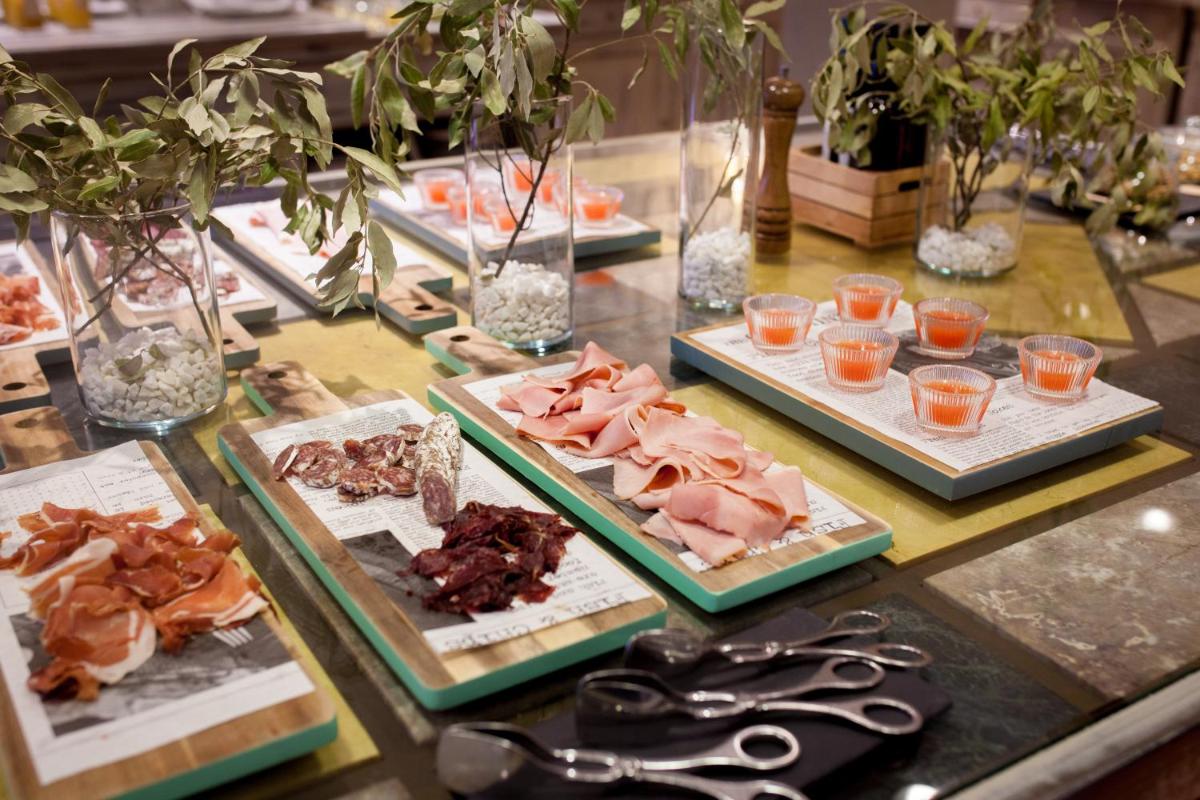 Comida en o cerca de este hotel