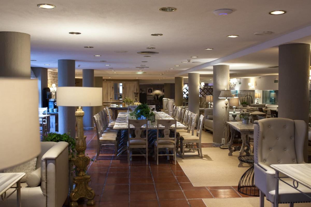 Un restaurante o sitio para comer en Hotel Luze El Toro