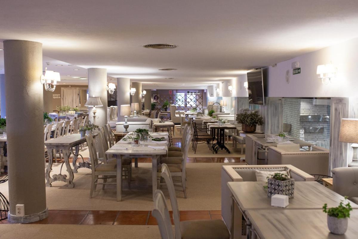 Un restaurante o sitio para comer en Hotel Luze El Toro