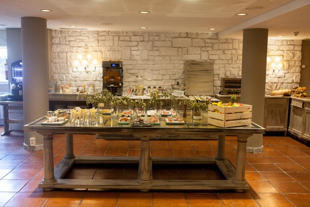 Comida en o cerca de este hotel