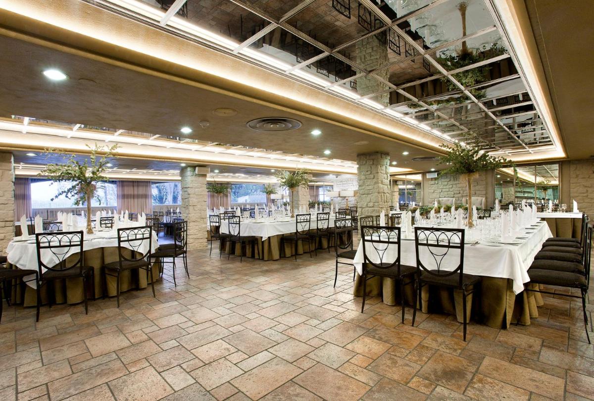 Un restaurante o sitio para comer en Hotel Luze El Toro