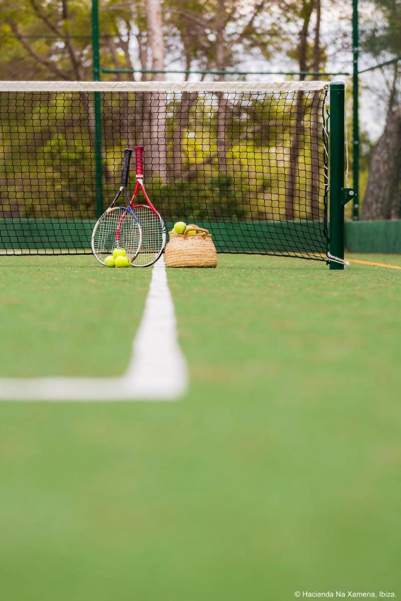 Instalaciones para jugar a tenis o squash en Hacienda Na Xamena, Ibiza o alrededores