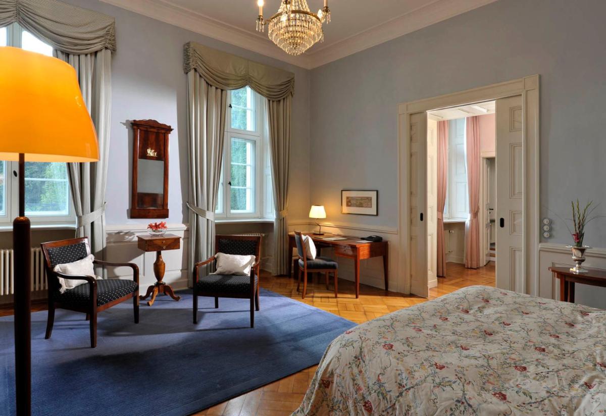 Ein Bett oder Betten in einem Zimmer der Unterkunft Schlosshotel Burg Schlitz