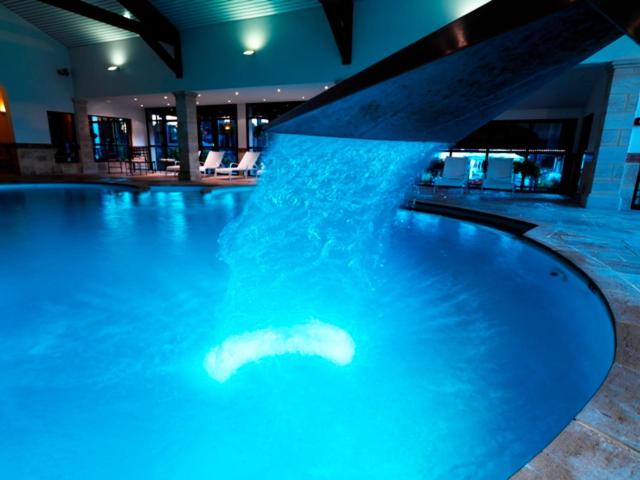 Piscine de l'établissement Le Grand Hotel & Spa ou située à proximité