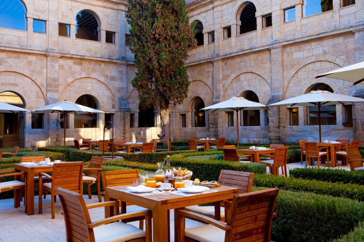 Un restaurante o sitio para comer en Abadia Retuerta LeDomaine