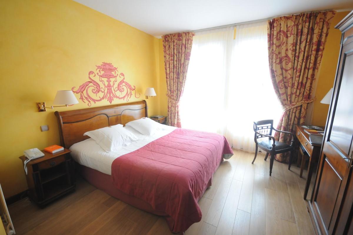 Un ou plusieurs lits dans un hébergement de l'établissement Hôtel du Domaine de La Grange de Condé