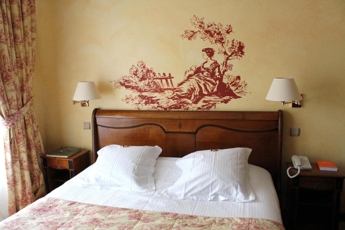 Un ou plusieurs lits dans un hébergement de l'établissement Hôtel du Domaine de La Grange de Condé