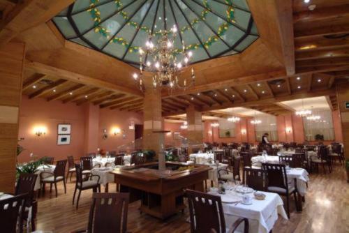 Un restaurante o sitio para comer en Hotel Palacio de Oñate