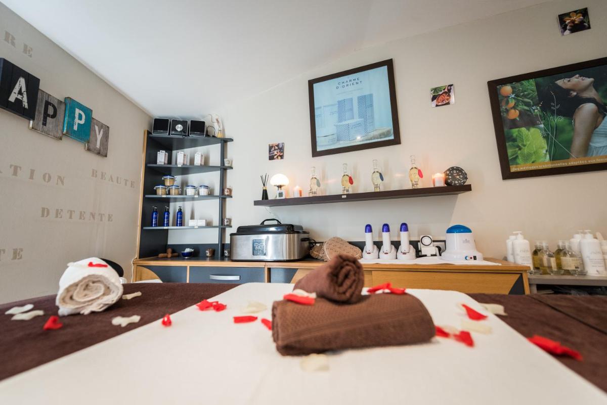 Cuisine ou kitchenette dans l'établissement Hôtel Le Peu Breton