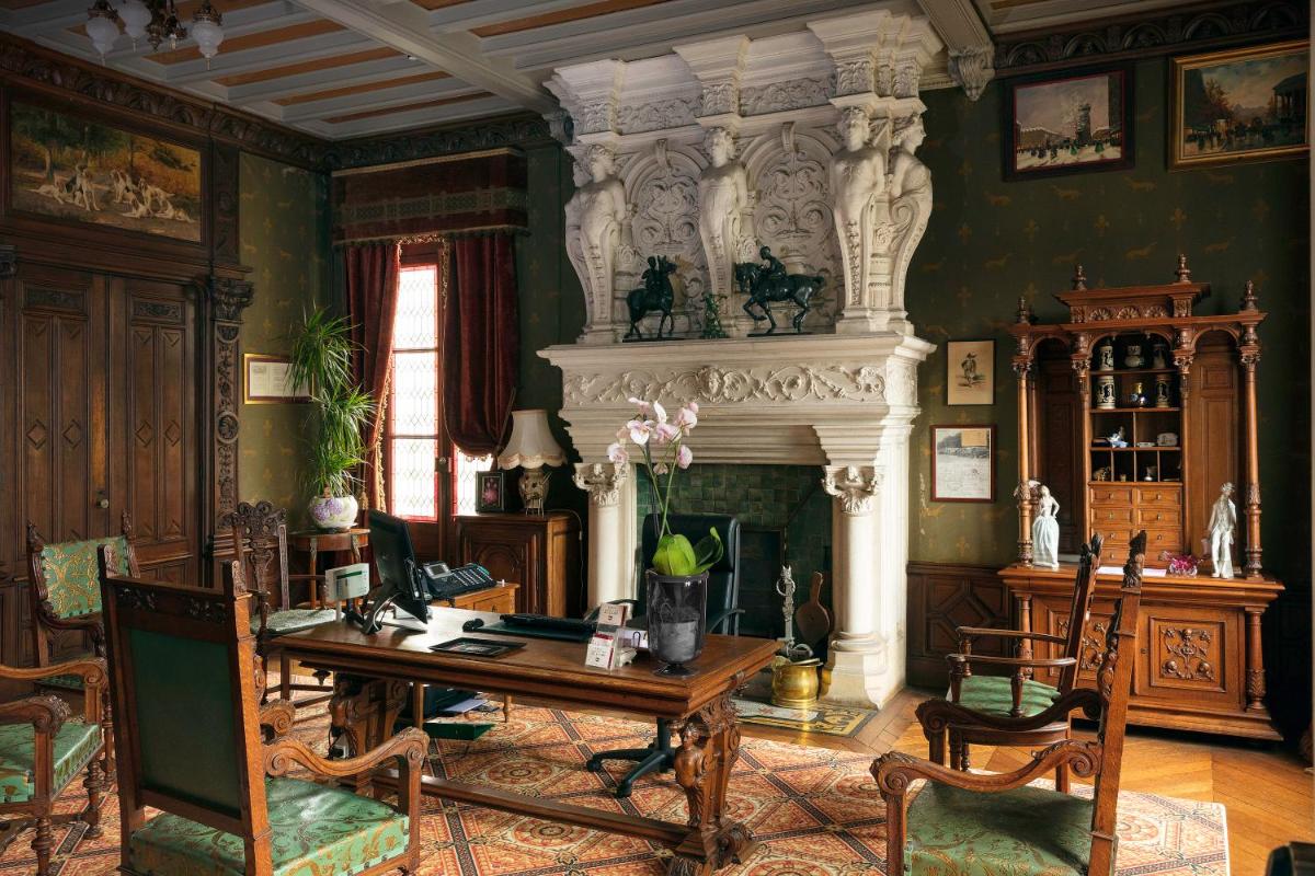 Coin salon dans l'établissement Hôtel L'Ecrin