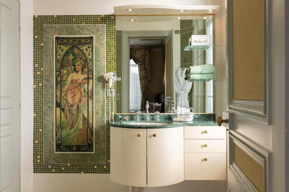 Salle de bains dans l'établissement Hôtel L'Ecrin