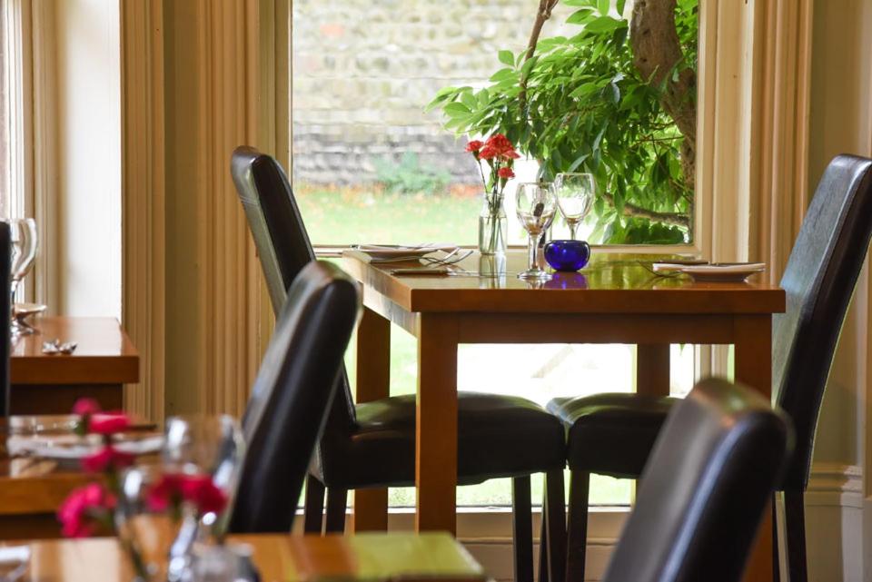 The Lawns Rooms - Feathers - Housity