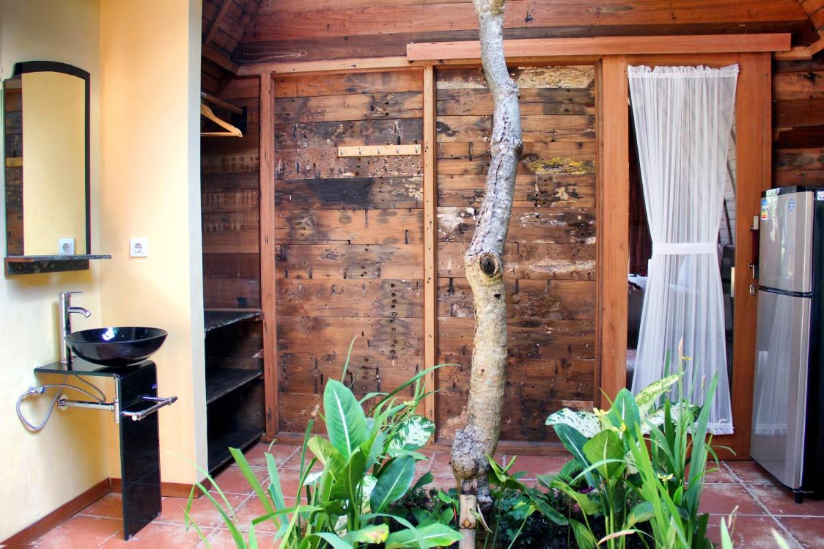 Ryanbagus Guest House - Housity