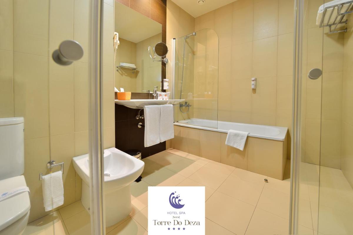 Un baño de Hotel Spa Norat Torre Do Deza 4* Superior