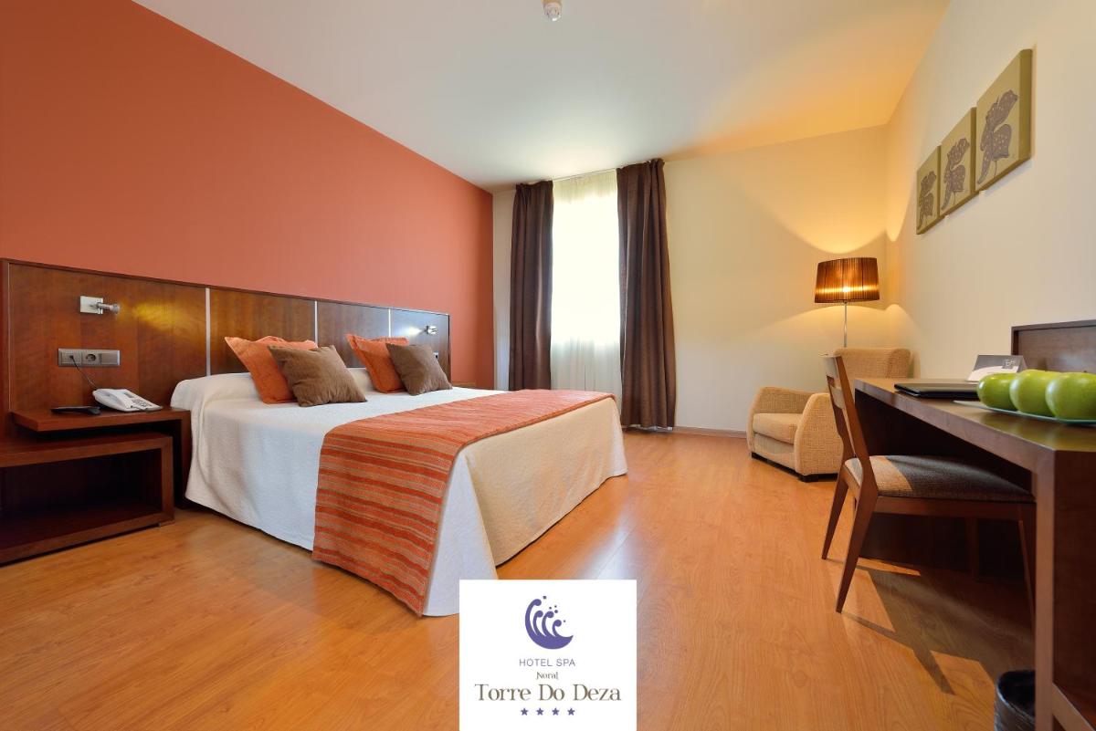 Cama o camas de una habitación en Hotel Spa Norat Torre Do Deza 4* Superior