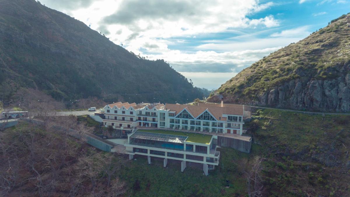 uma vista aérea de um edifício numa montanha em Eira do Serrado - Hotel & Spa em Curral das Freiras