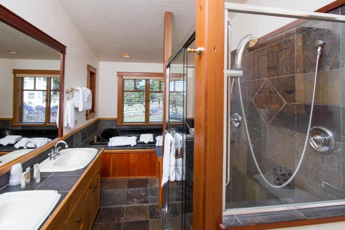 Mendocino View West - Housity