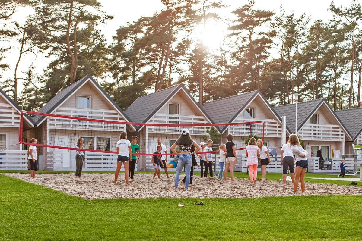 Holiday Park & Resort Pobierowo - całodniowe animacje i podgrzewany basen w cenie - Housity