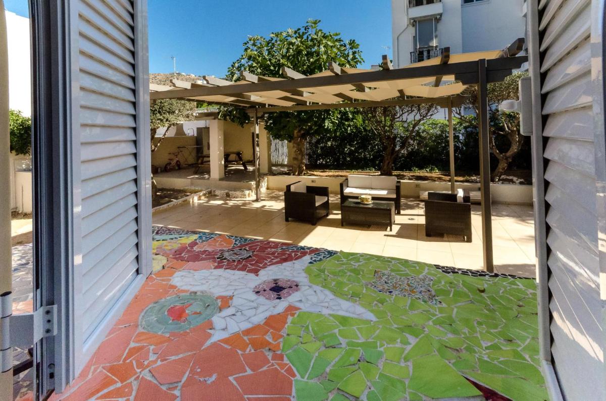 Aquarius - Glyfada detached house - Housity