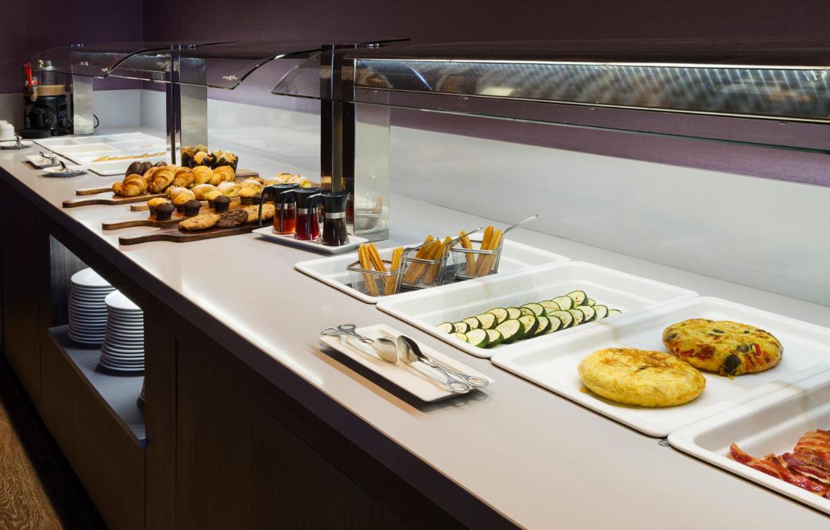 Comida en o cerca de este hotel