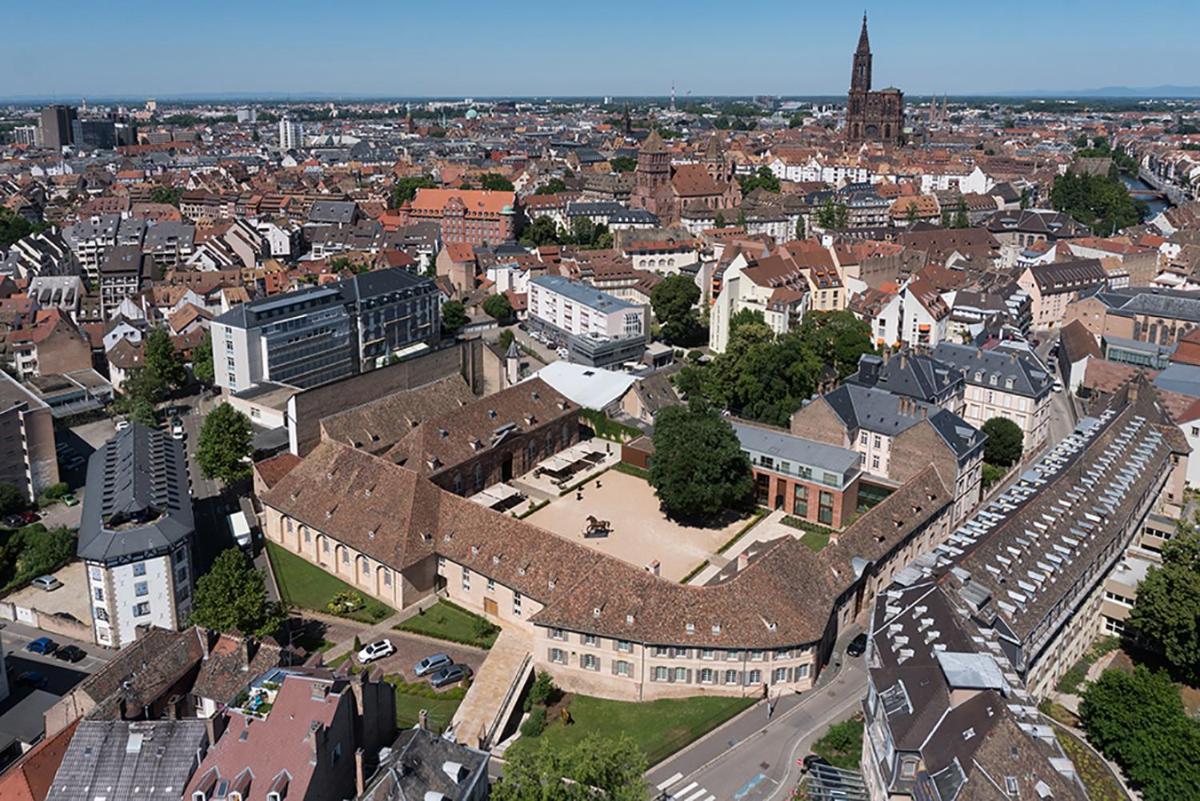Vue générale sur Strasbourg ou vue de la ville depuis l'hôtel