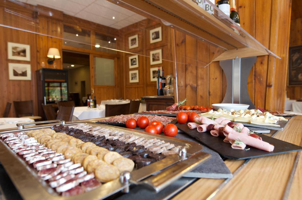 Comida en o cerca de este hotel