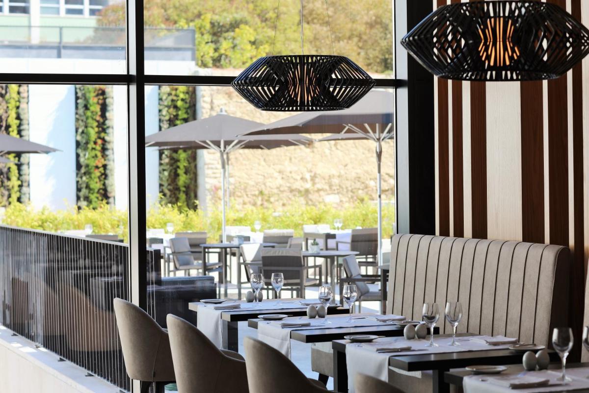 Um restaurante ou outro lugar para comer em Iberostar Selection Lisboa