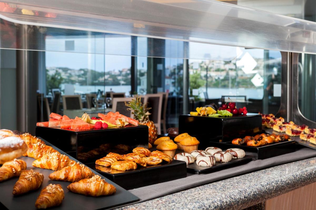 Comida en o cerca de este hotel