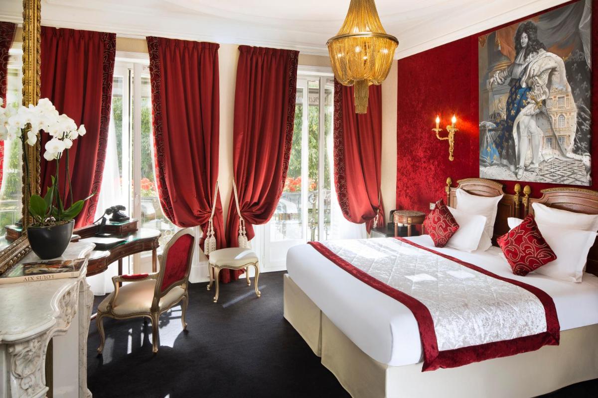 une chambre avec des rideaux rouges, un lit et un bureau dans l'établissement Hotel & Spa de Latour Maubourg, à Paris