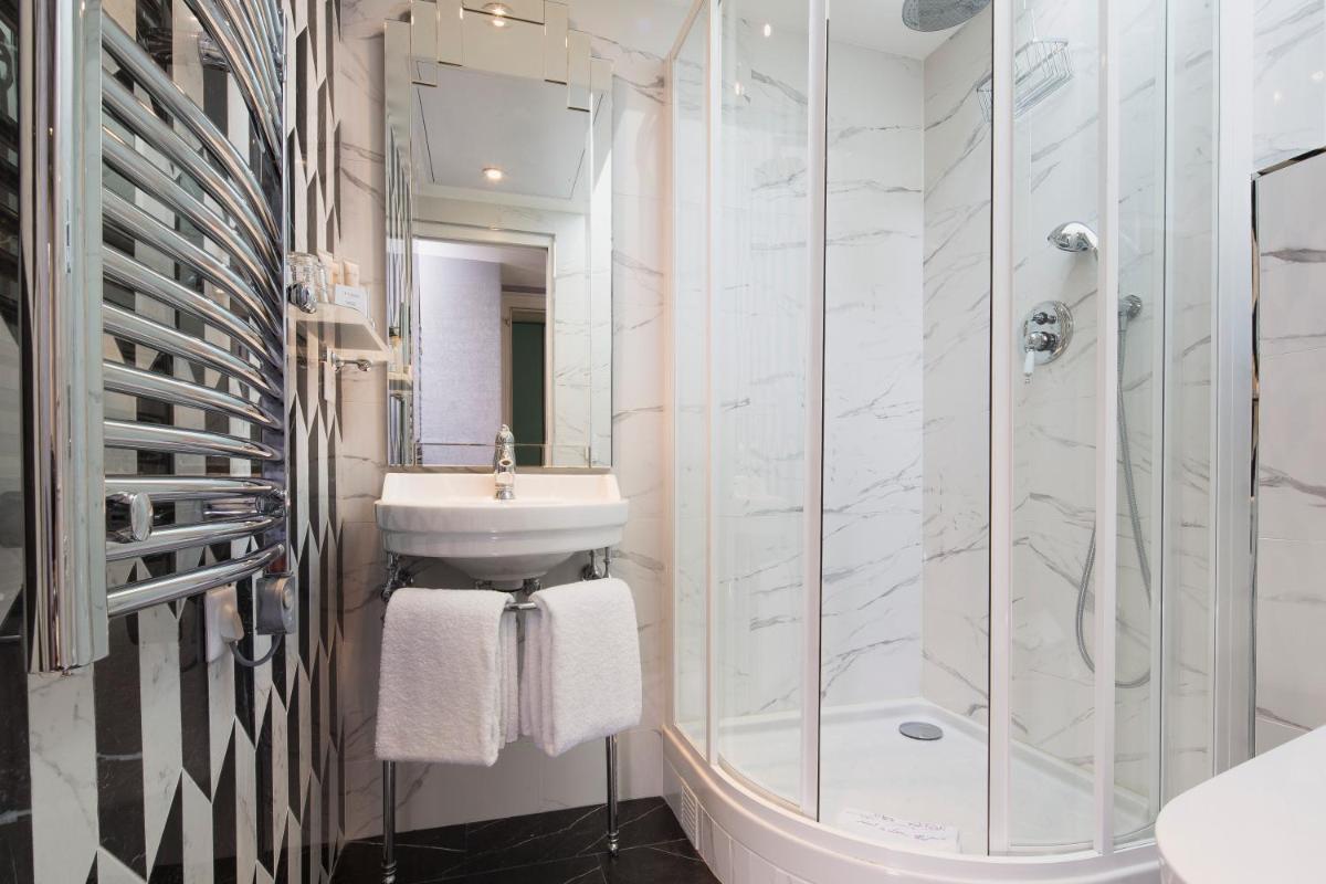Salle de bains dans l'établissement Hotel & Spa de Latour Maubourg