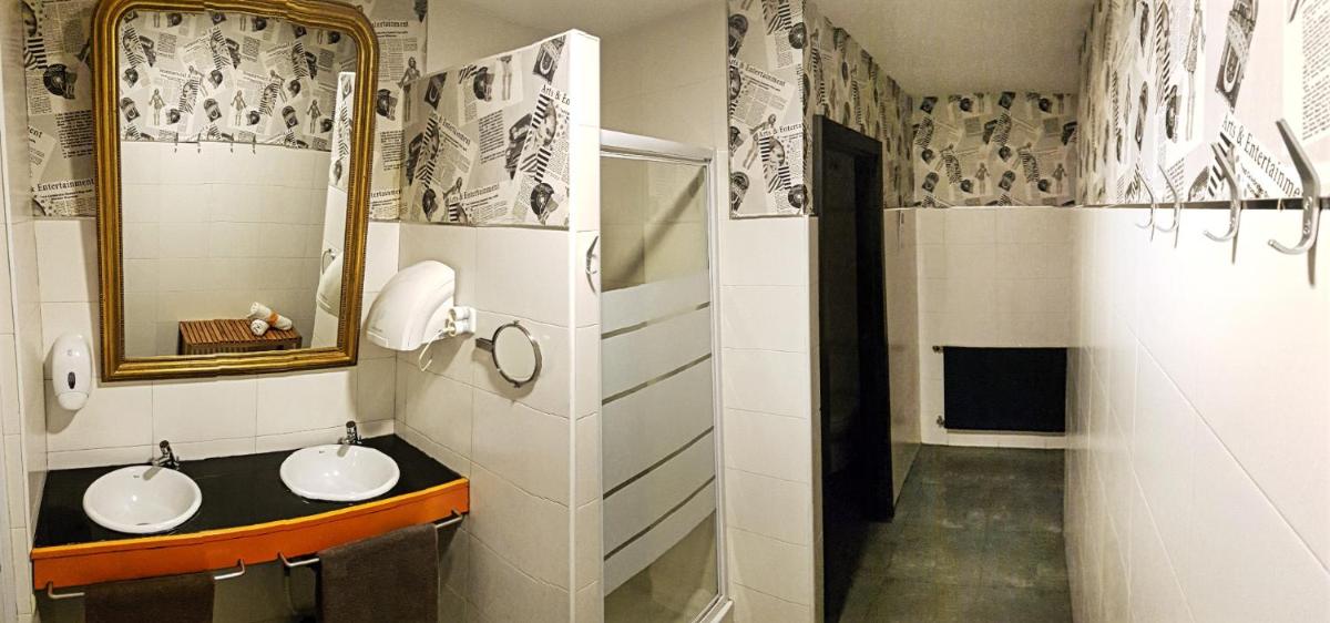 Hostels Meetingpoint - Housity