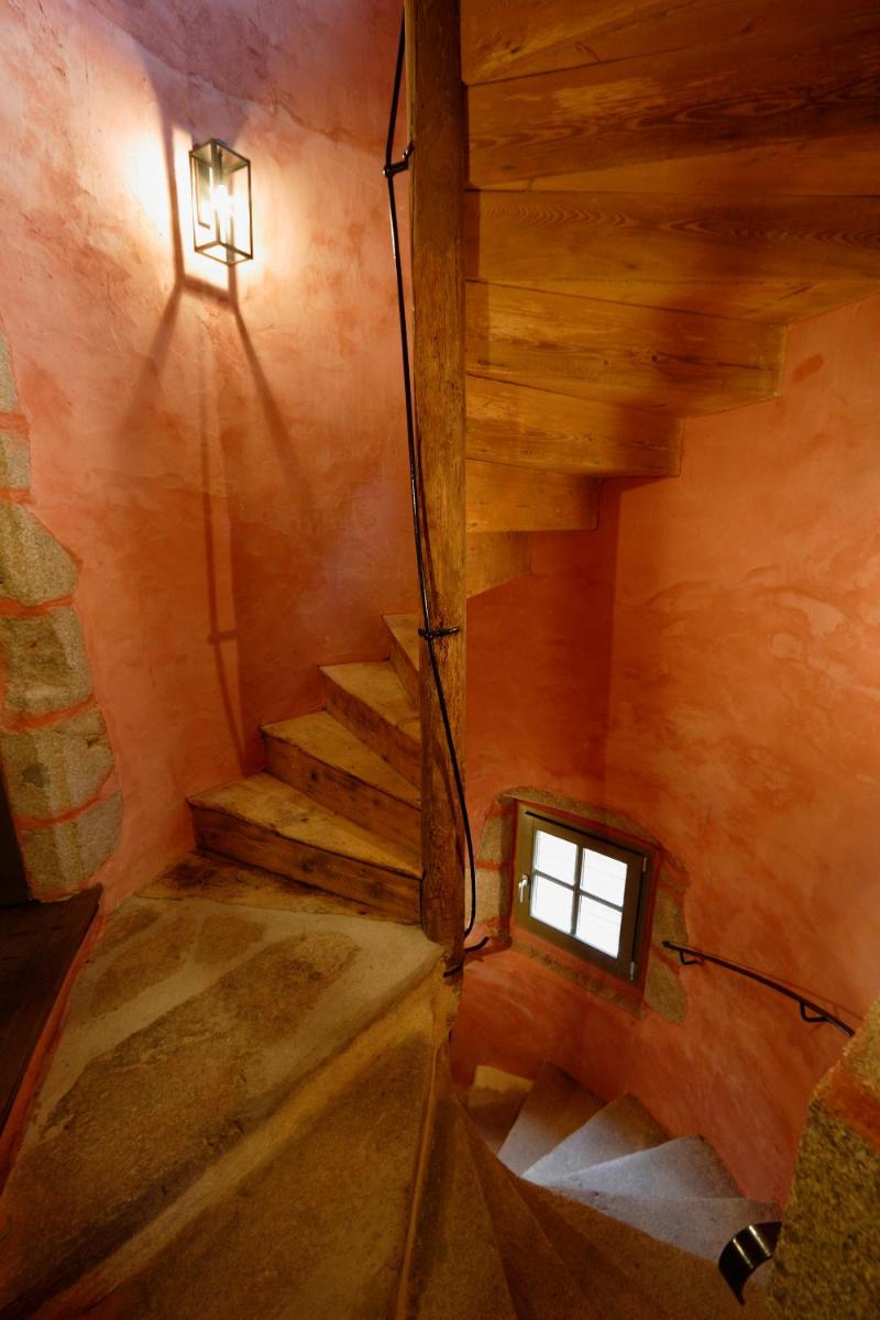 - un escalier dans une chambre avec une lumière et une fenêtre dans l'établissement Les Maisons du Pont - Charme & Caractère, à Aubusson 66 autres photos
