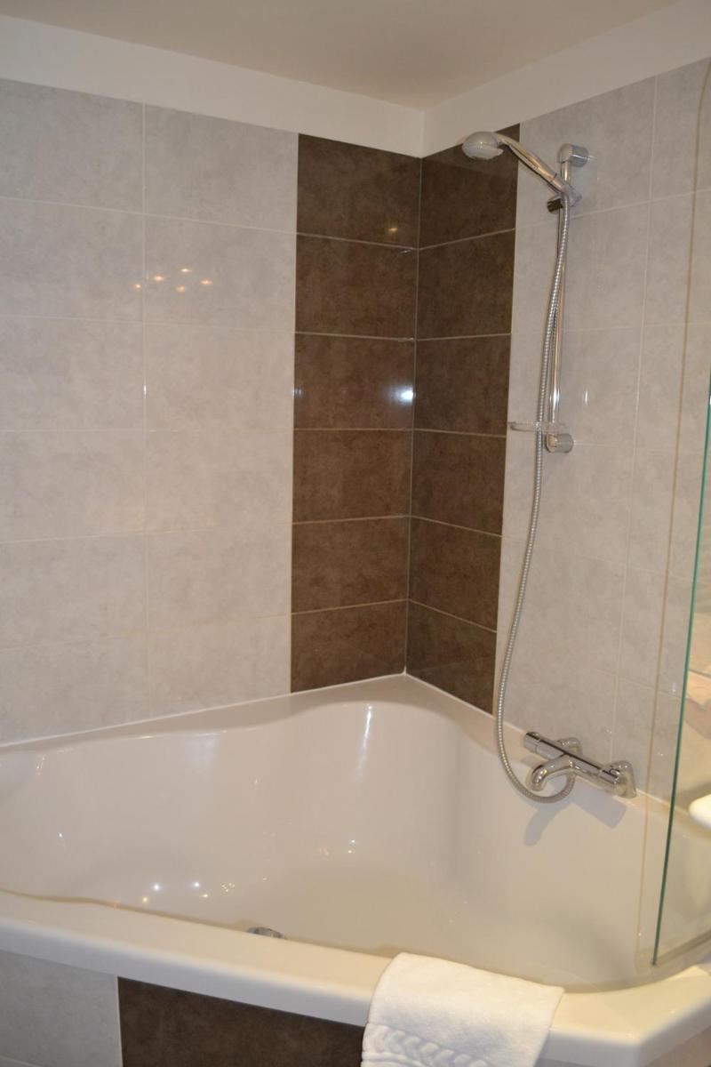 Salle de bains dans l'établissement Almoria Hôtel & SPA
