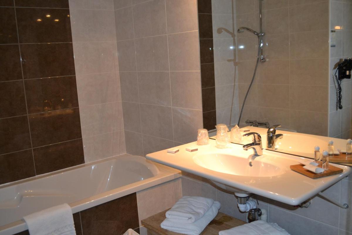 Salle de bains dans l'établissement Almoria Hôtel & SPA