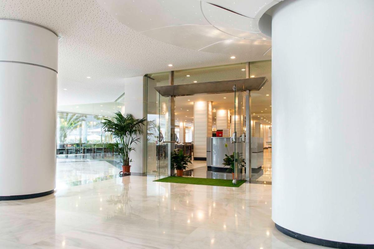 Un vestíbulo con columnas y plantas en un edificio. en Spring Hotel Vulcano, en Playa de las Américas 71 fotos más