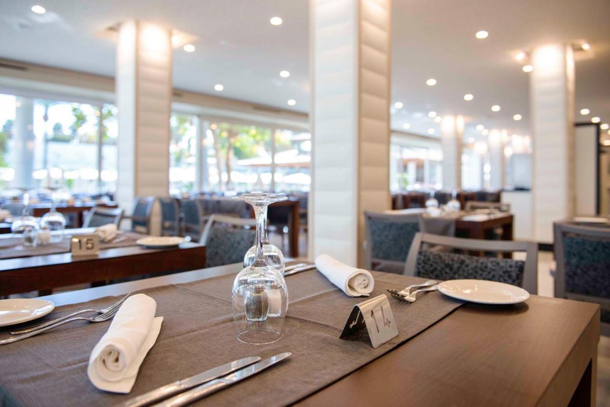Un restaurante o sitio para comer en Spring Hotel Vulcano