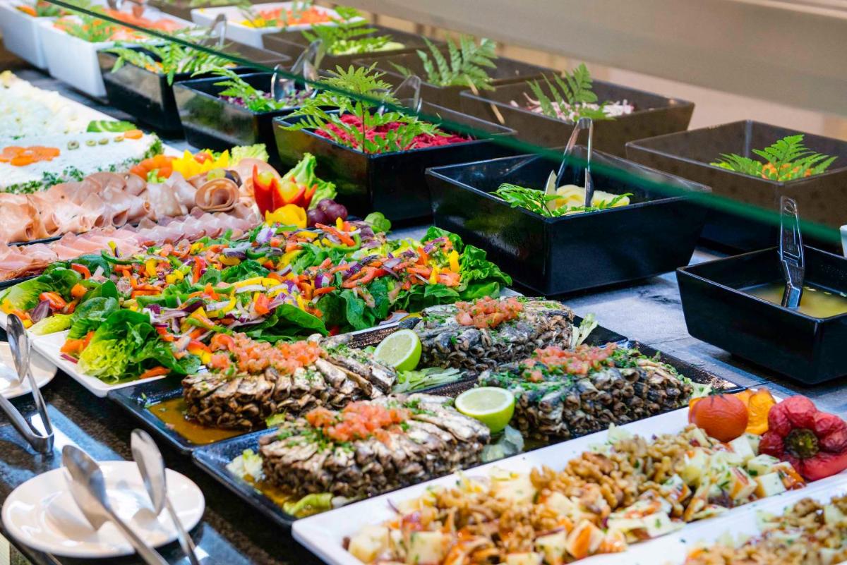 Comida en o cerca de este hotel