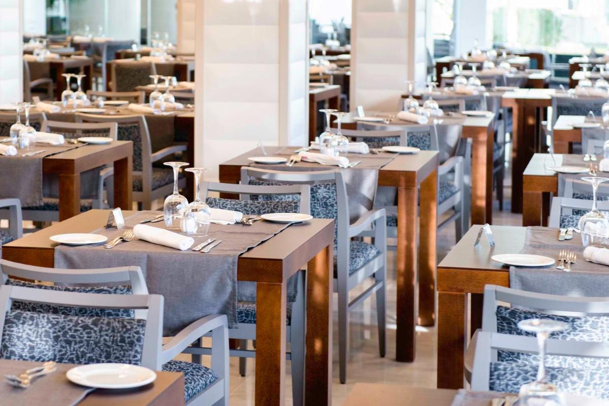 Un restaurante o sitio para comer en Spring Hotel Vulcano