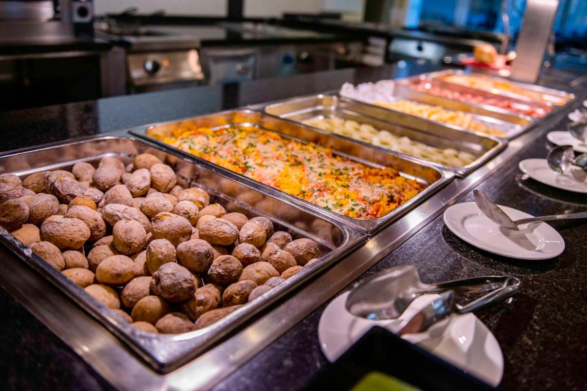 Comida en o cerca de este hotel