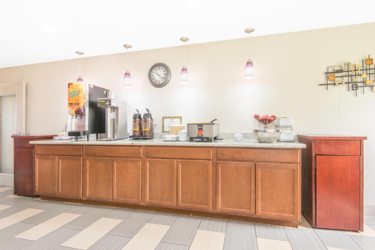 Super 8 by Wyndham Wichita South - Housity