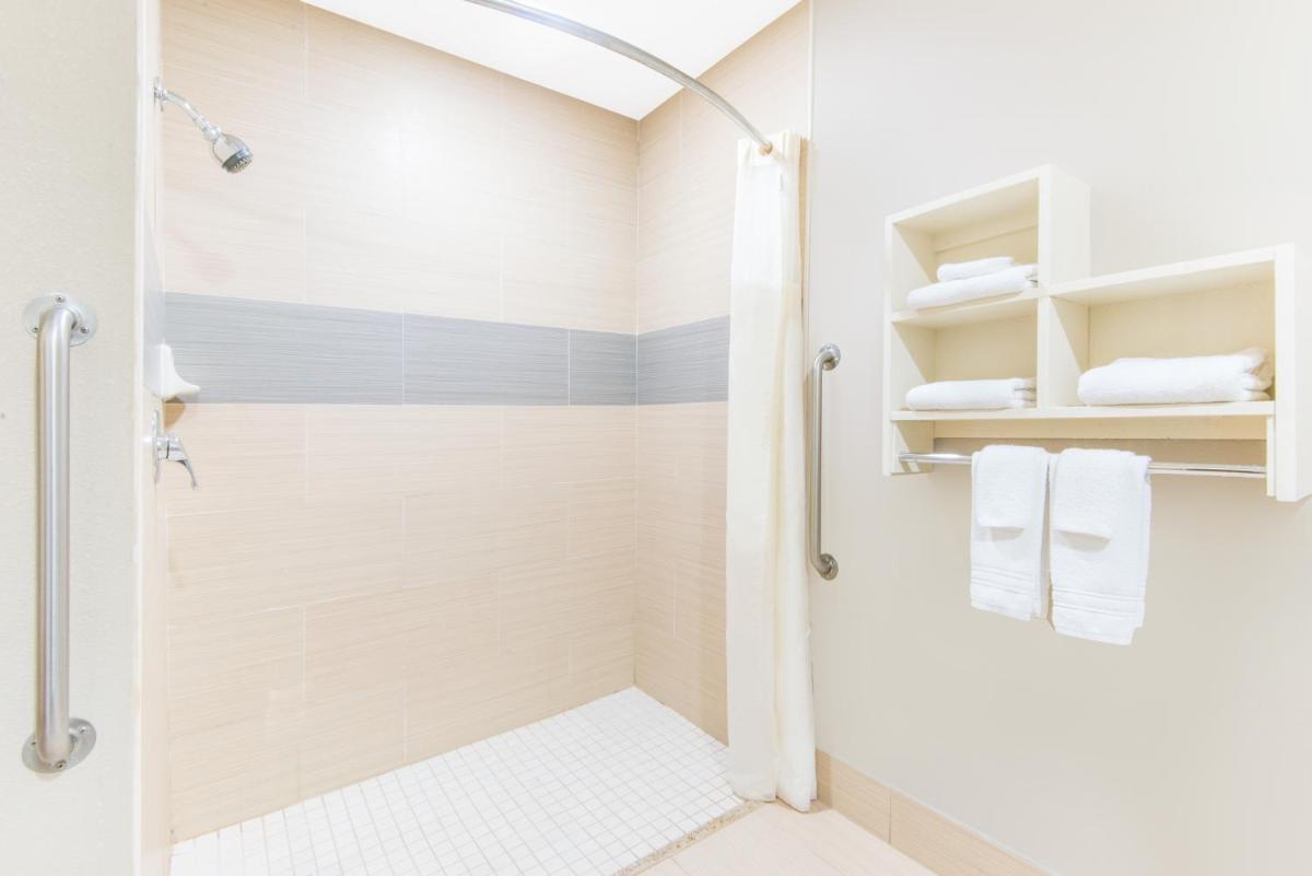 Super 8 by Wyndham Wichita South - Housity