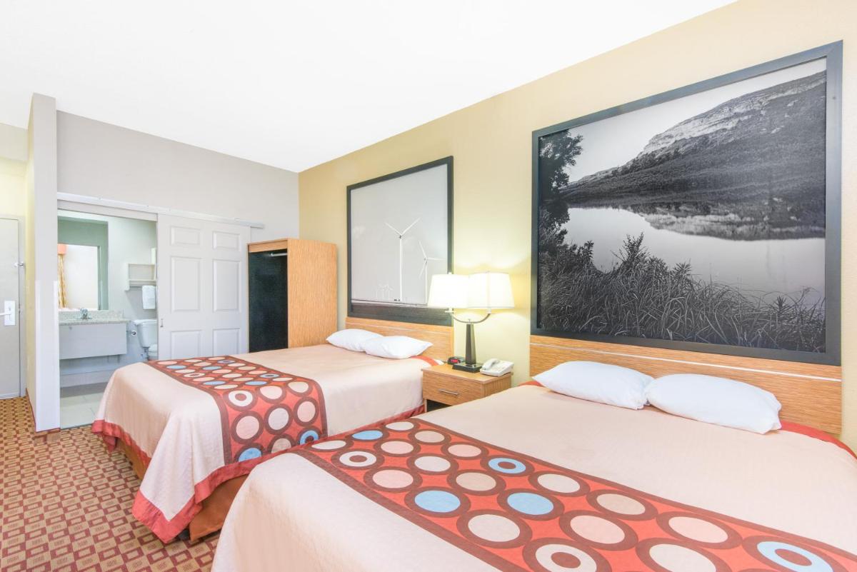 Super 8 by Wyndham Wichita South - Housity