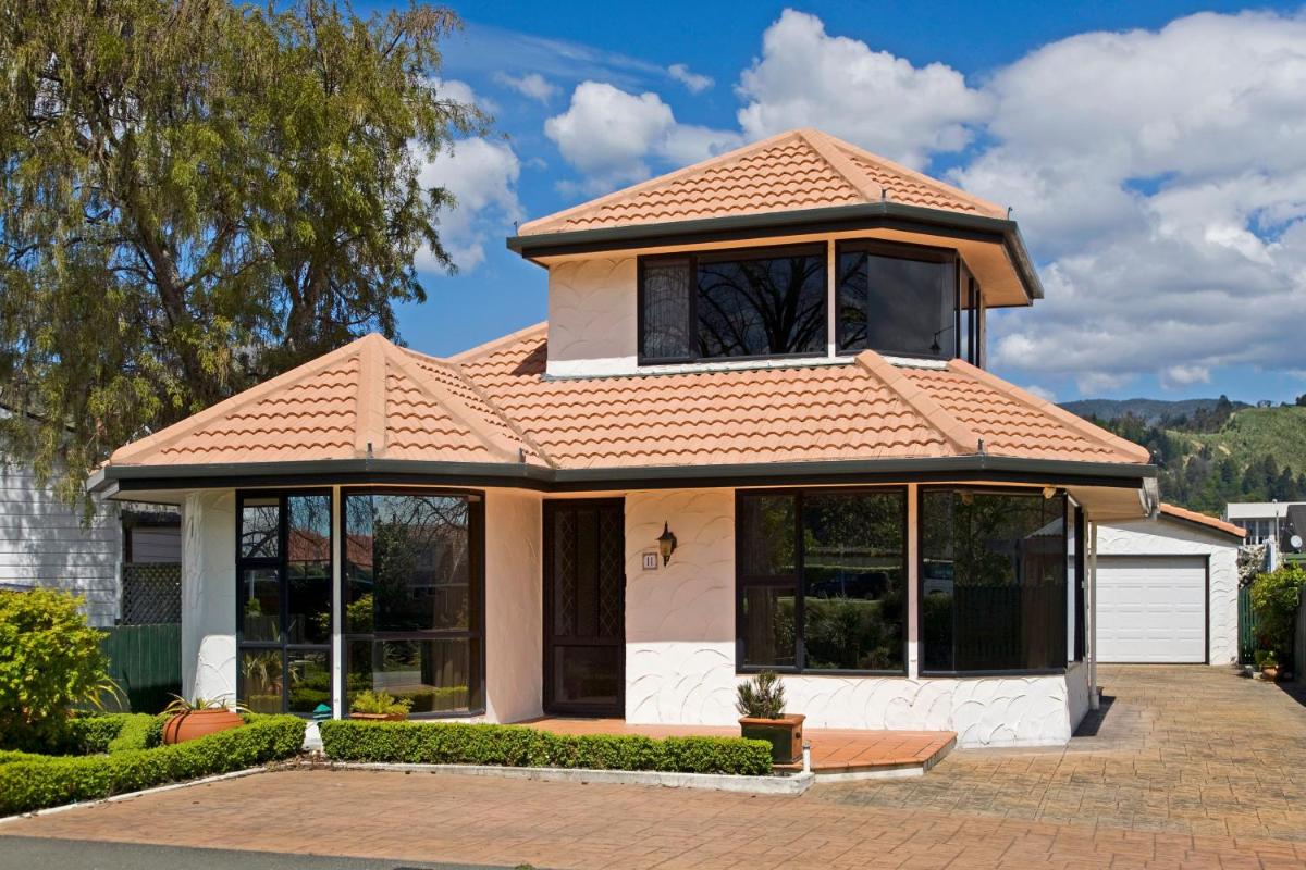 Riverside Villa - In the City by the River! - Housity