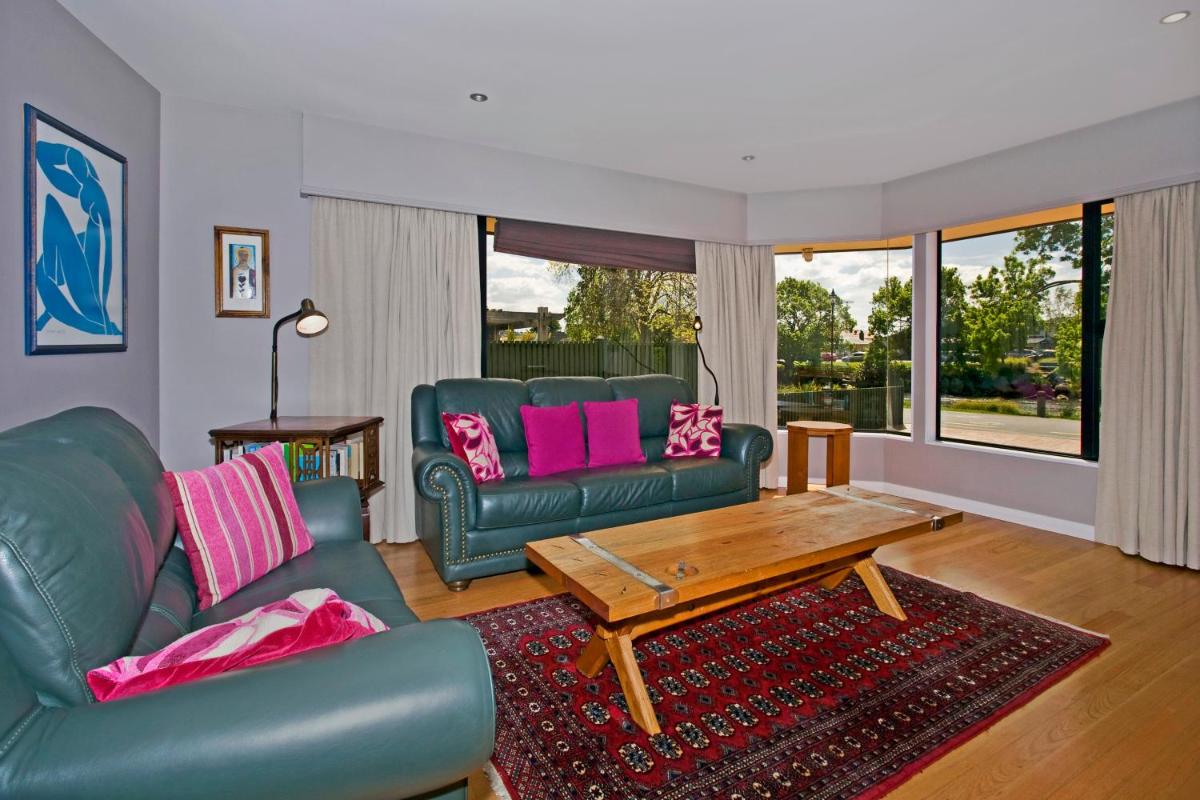 Riverside Villa - In the City by the River! - Housity