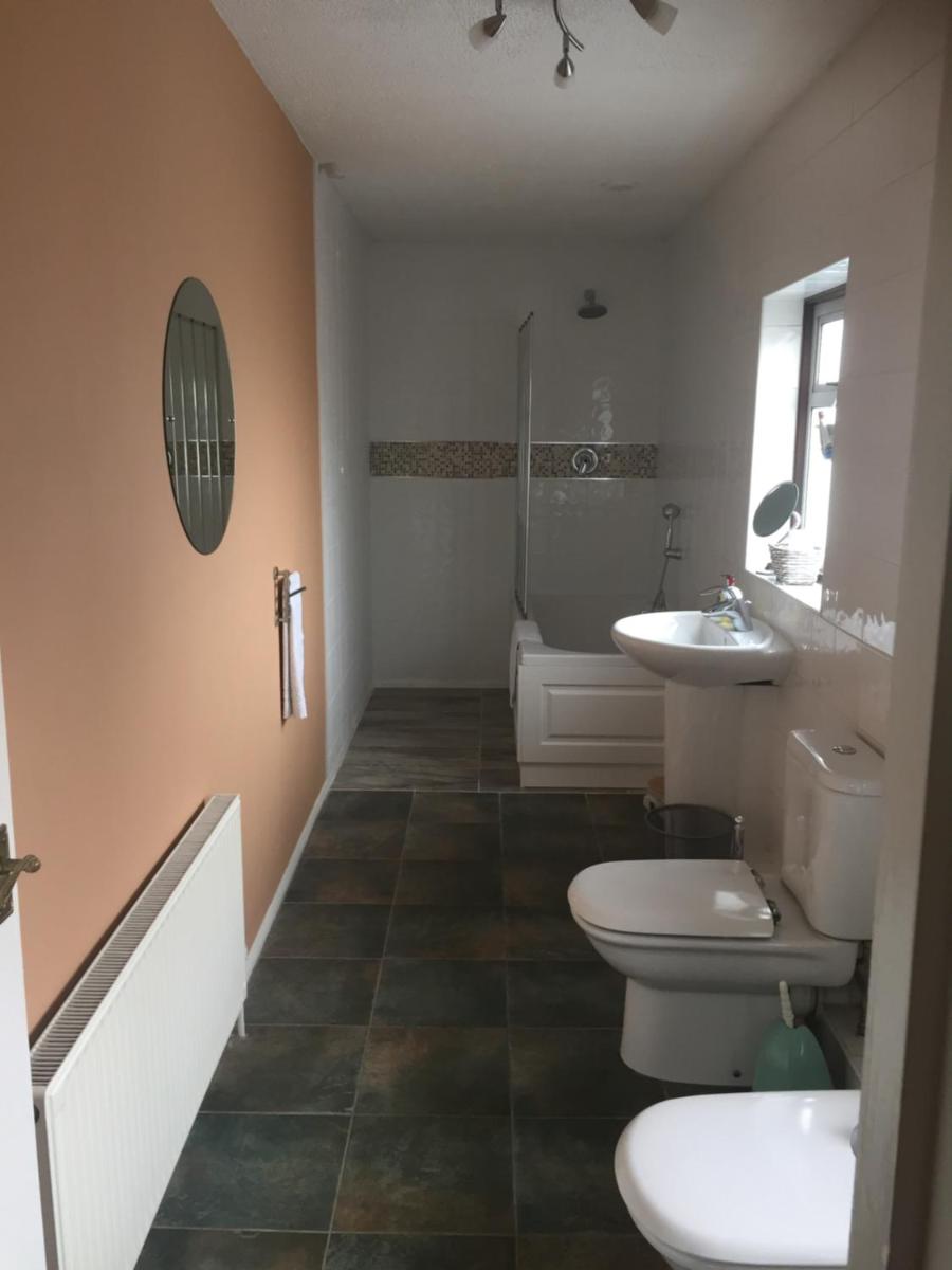 Southend Airport Bed & Breakfast - Housity