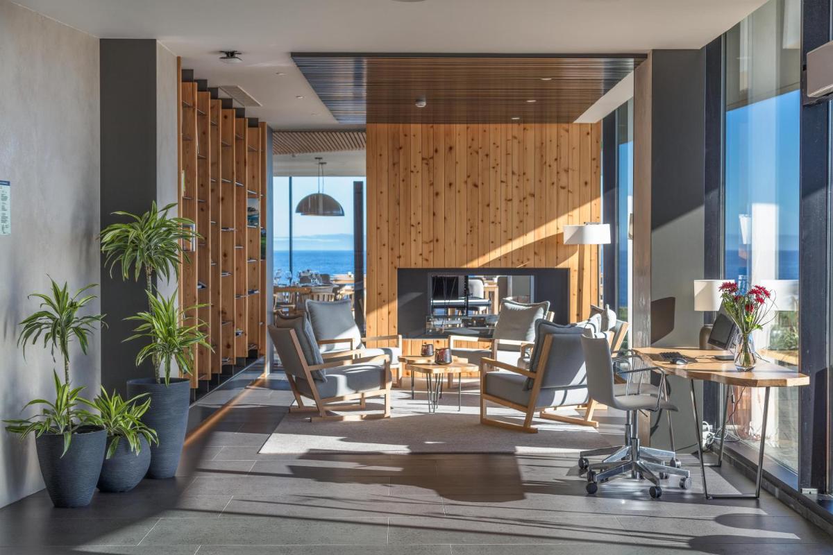 um escritório com cadeiras, uma secretária e uma mesa em Pedras do Mar Resort & Spa em Fenais da Luz