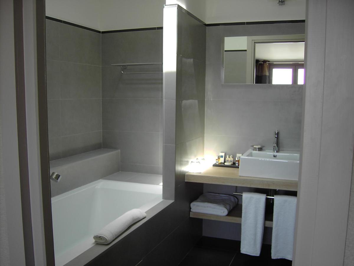 Salle de bains dans l'établissement Le Pinarello