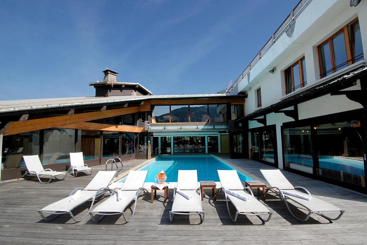 Piscine de l'établissement Hotel le Petit Dru ou située à proximité