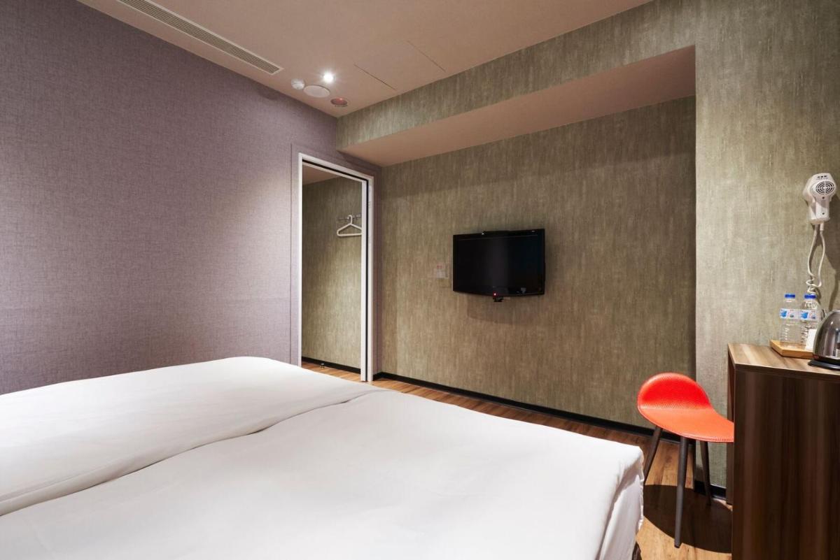 Tomorrow Hotel - Housity