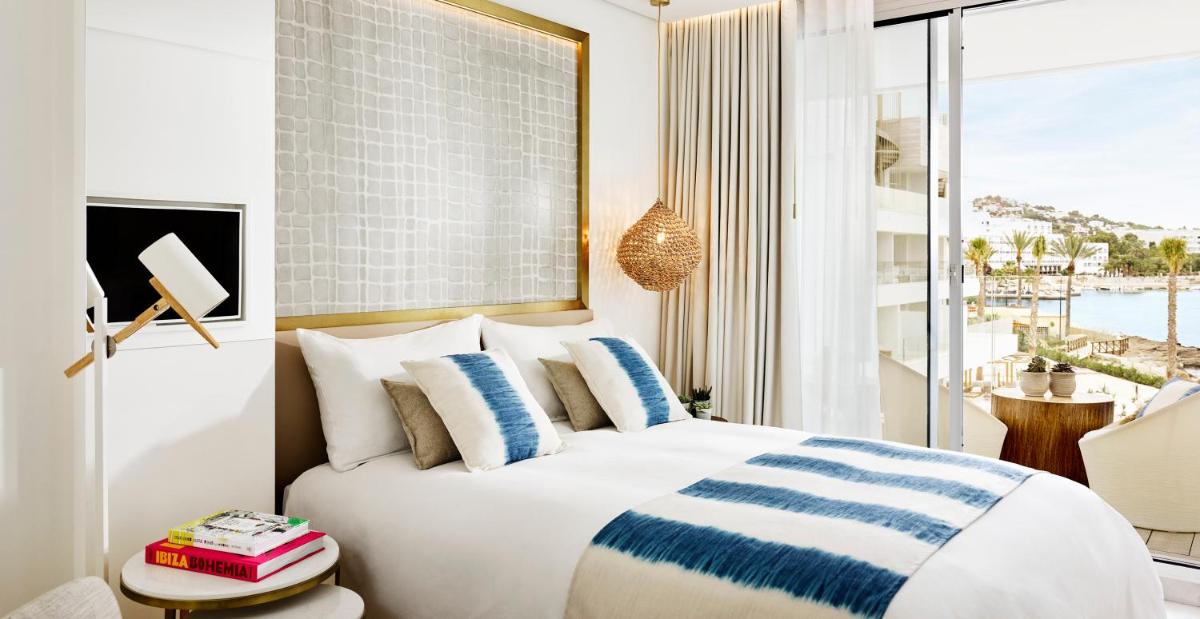 Cama o camas de una habitación en Nobu Hotel Ibiza Bay